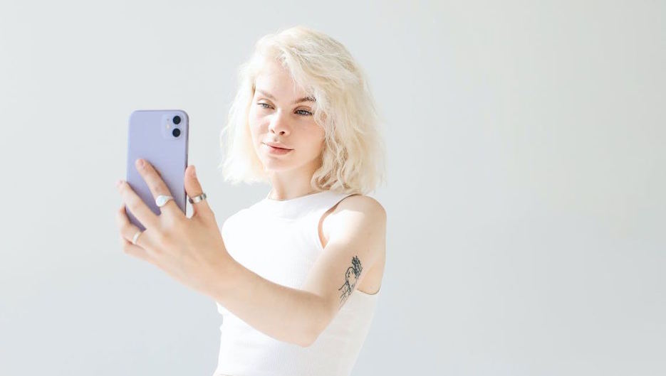 Comment éviter l'effet « cendré » des cheveux sans grisonner